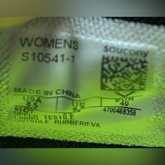 Saucony winter running shoes, women’s 8.5, black - Picture 6 of 8